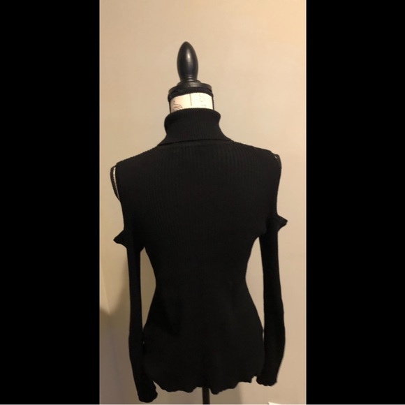 Turtleneck shoulder cut-out sweater - Picture 5 of 10